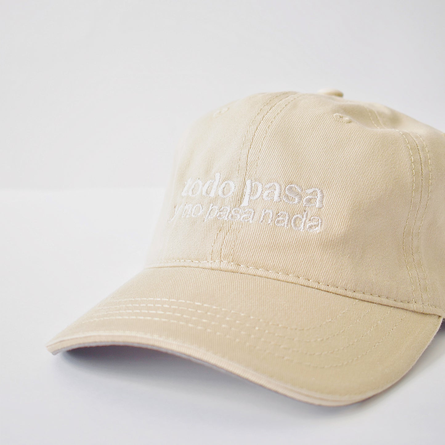 Gorra "Todo pasa y no pasa nada"