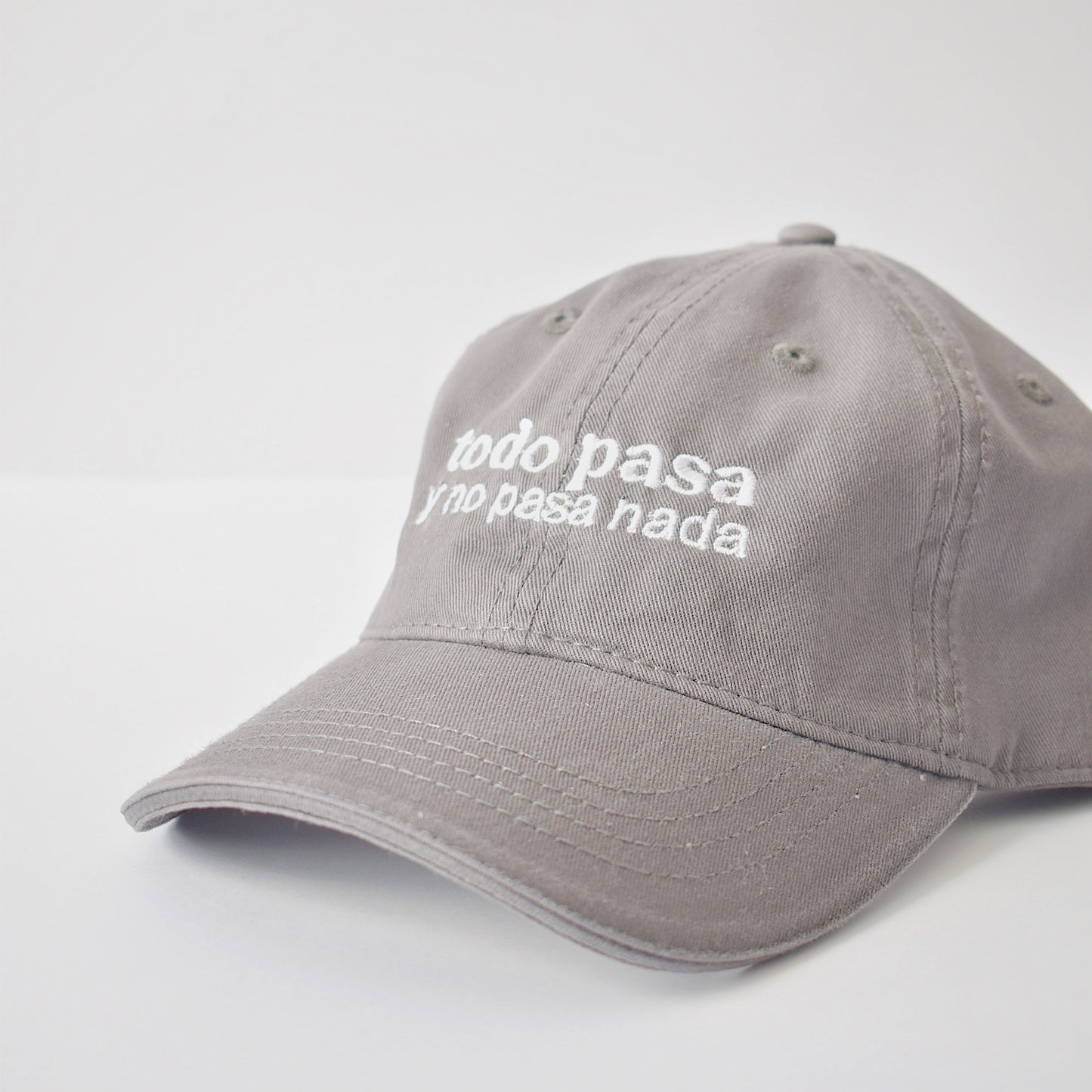 Gorra "Todo pasa y no pasa nada"