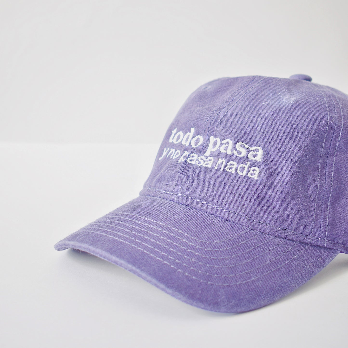 Gorra "Todo pasa y no pasa nada"