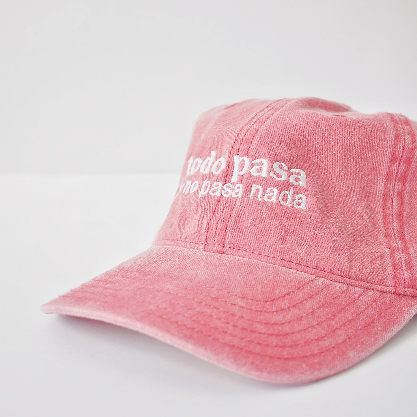 Gorra "Todo pasa y no pasa nada"